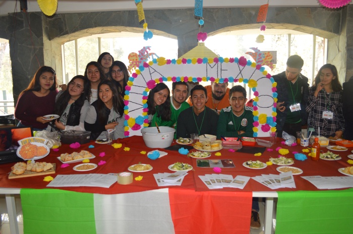 Estudiantes de intercambio y unidad de Relaciones Internacionales realizan muestra de comidas típicas