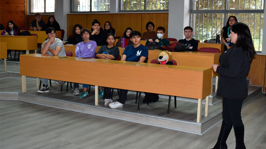 ¿Estudiar en el extranjero? FAE Usach promueve la movilidad estudiantil internacional con charla informativa para sus estudiantes