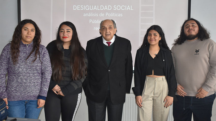 Estudiantes de Ingeniería Comercial en Economía FAE Usach presentan trabajo final de Política Económica 