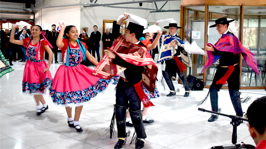 La FAE Usach se puso el pañuelo al hombro y celebró las Fiestas Patrias junto a su comunidad