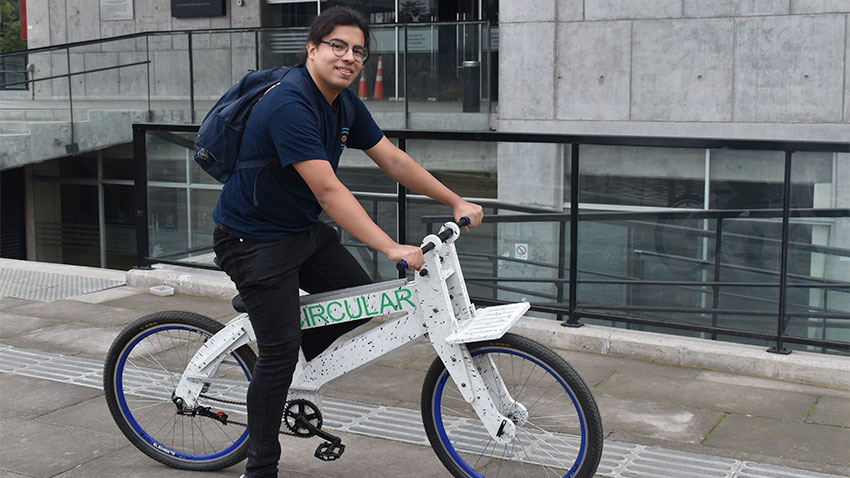 FAE Usach impulsa movilidad sostenible: estudiante obtiene $15 millones de Corfo para fabricar bicicletas de plástico reciclado