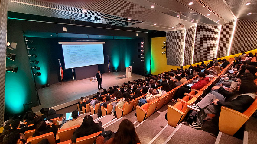Mario Muñoz regresa a su alma mater para potenciar la contabilidad verde en la cuarta edición de Clases Magistrales del Depto. de Contabilidad y Auditoría