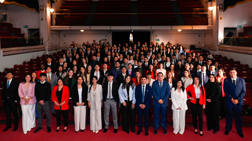 Orgullo Usach: 170 nuevas y nuevos ingenieros comerciales reciben su título en emotiva ceremonia en el Aula Magna de la Usach