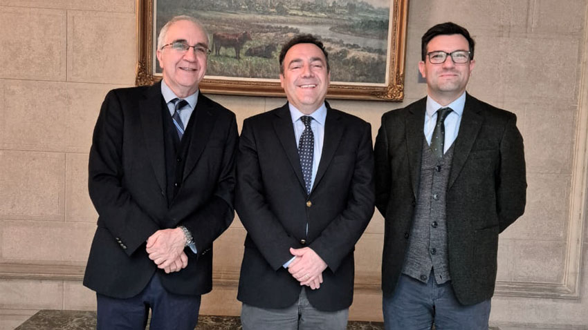 FAE Usach presente en el centenario del Banco Central: Decano Raúl Berríos asiste al acto conmemorativo