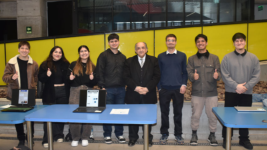 FAE Usach convierte su hall en aula abierta: estudiantado de Política Económica presenta pósteres y dialoga con la comunidad