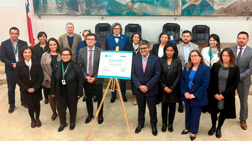 FAE Usach y Deloitte firman convenio para fortalecer la formación, investigación y empleabilidad estudiantil