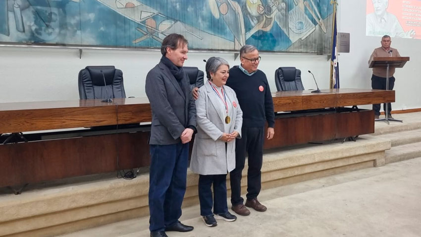 Profesora de la FAE, Jeannette Jara, fue reconocida por representar el espíritu de Enrique Kirberg en la universidad