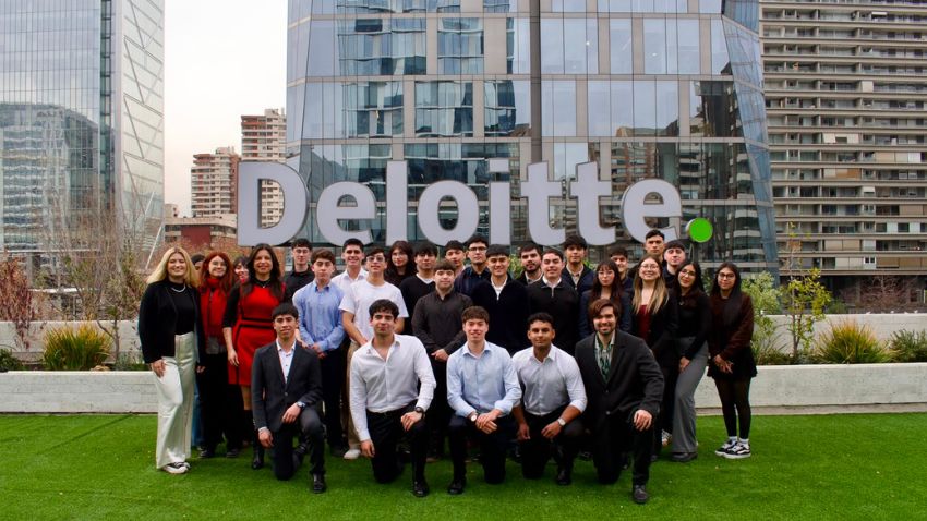  Club de Finanzas FAE Usach acerca a sus estudiantes al mundo de la auditoría y consultoría con visita a Deloitte